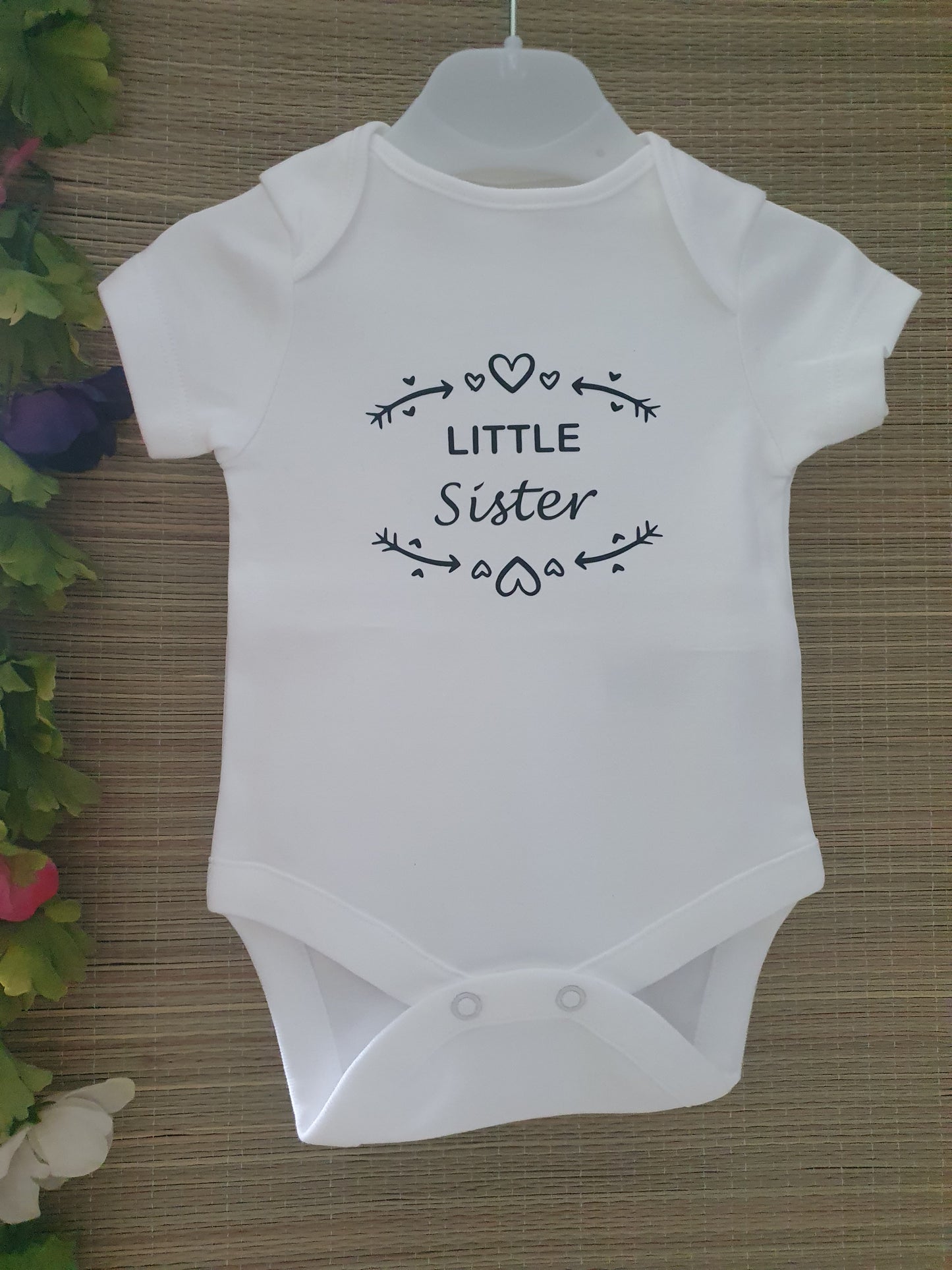 Babyromper little sister is een exclusief en uniek ontwerp van La-Niña.