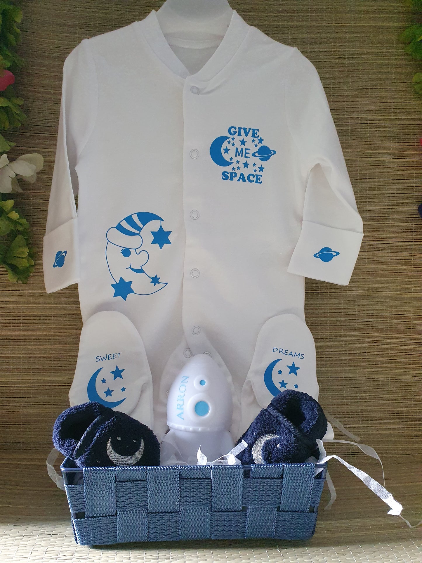We hebben voor jou een super leuk kraamcadeau samengesteld! Give me Space. Deze mand heeft een blauw themakleur.