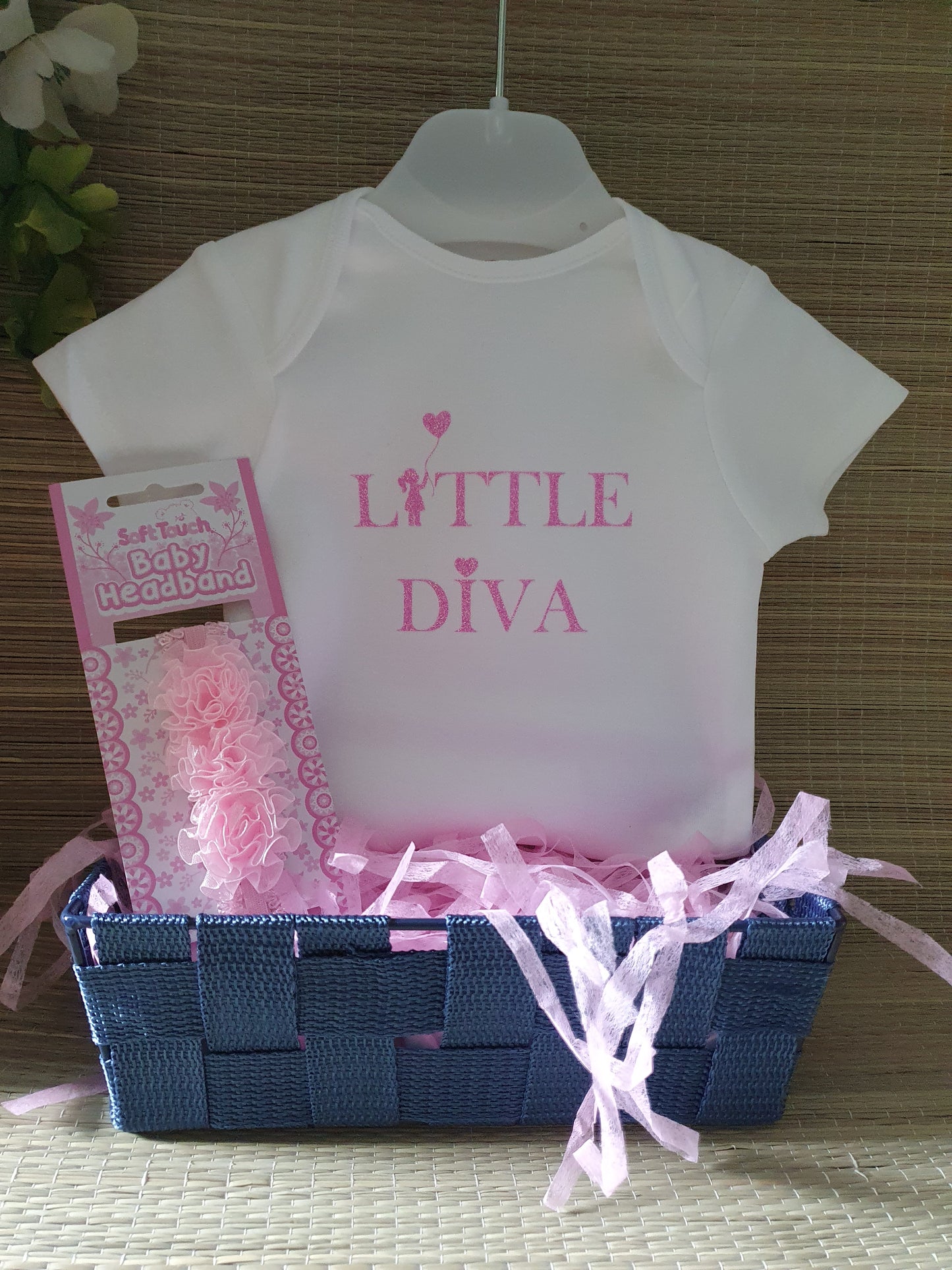 We hebben voor jou een super leuk kraamcadeau samengesteld! Little diva. Dit kraamcadeau heeft een glitter roze themakleur.