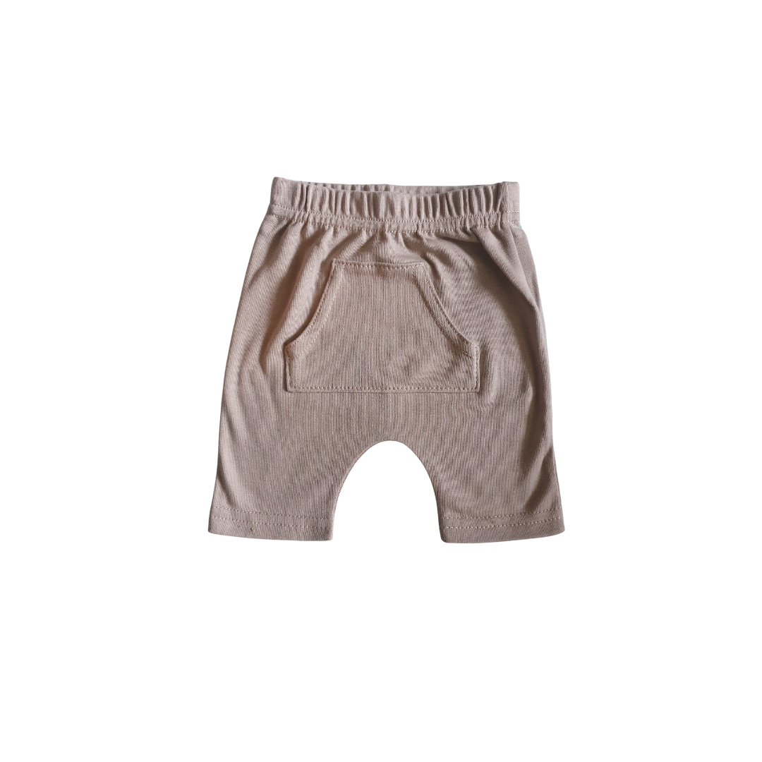 Deze leuke sweatshort kan je leuk combineren met onze leukste T-Shirts.