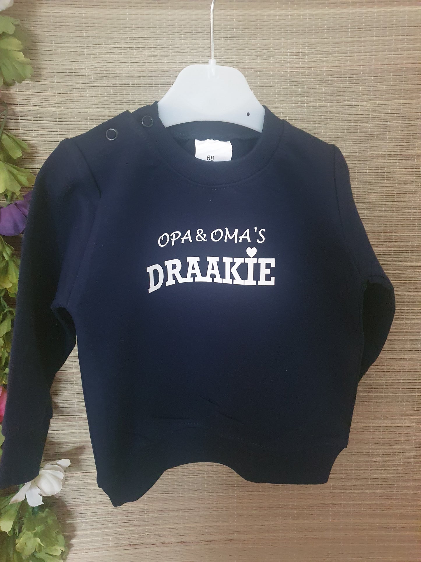 De sweater opa & oma’s draakie is een exclusief en uniek ontwerp van La-Niña.