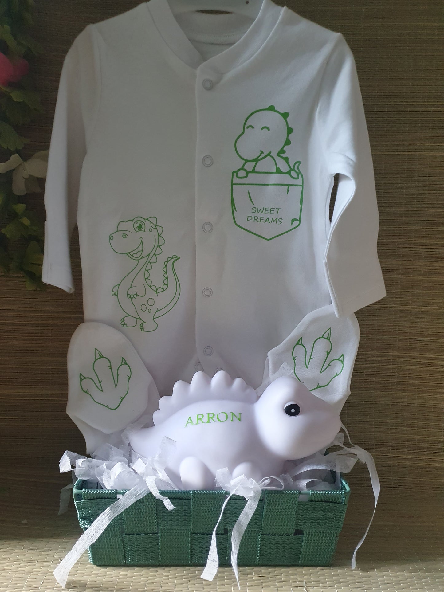 We hebben voor jou een super leuk kraamcadeau samengesteld! Dino. Deze mand heeft een groen themakleur.