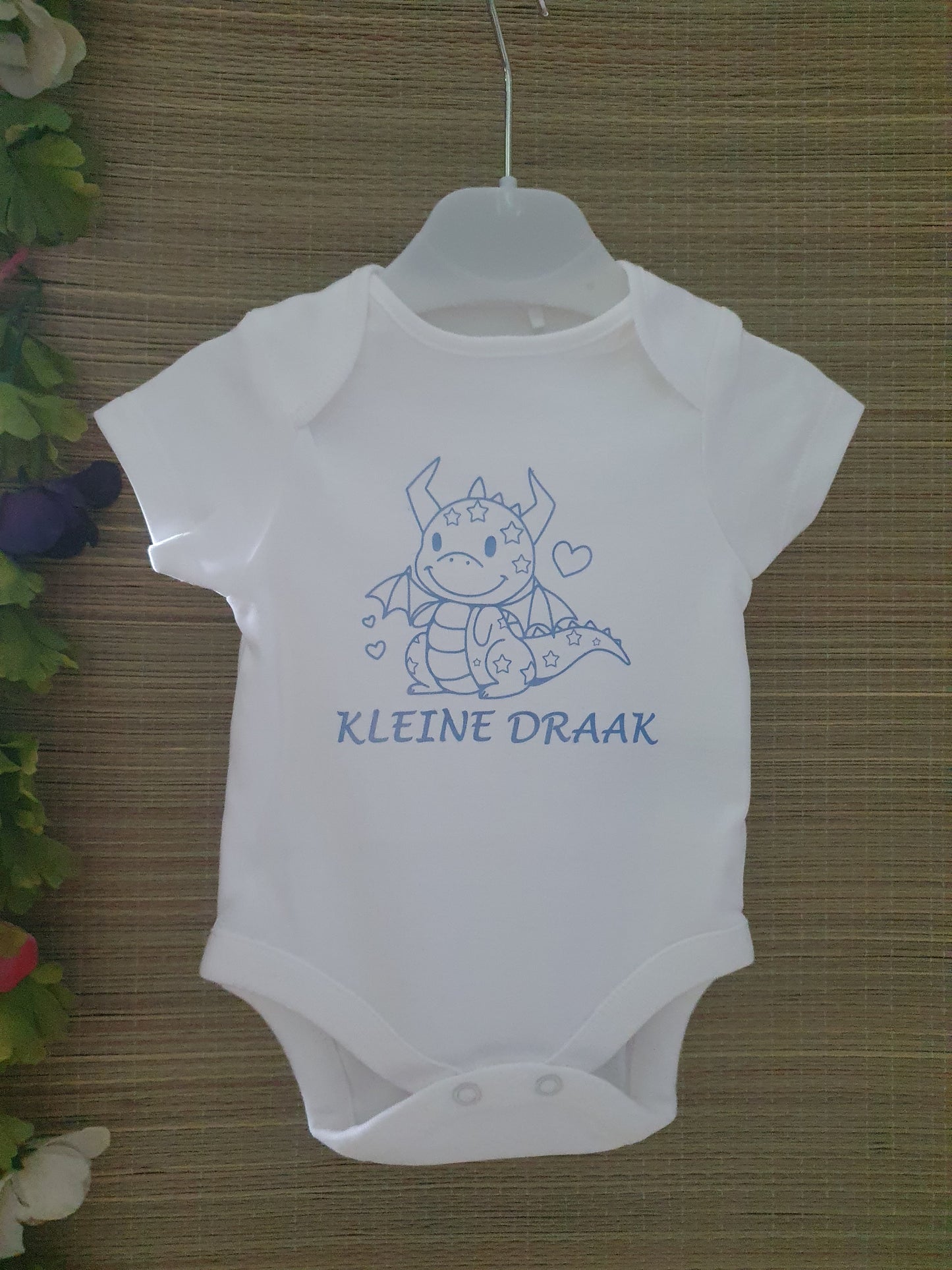 Babyromper kleine draak is een exclusief en uniek ontwerp van La-Niña.
