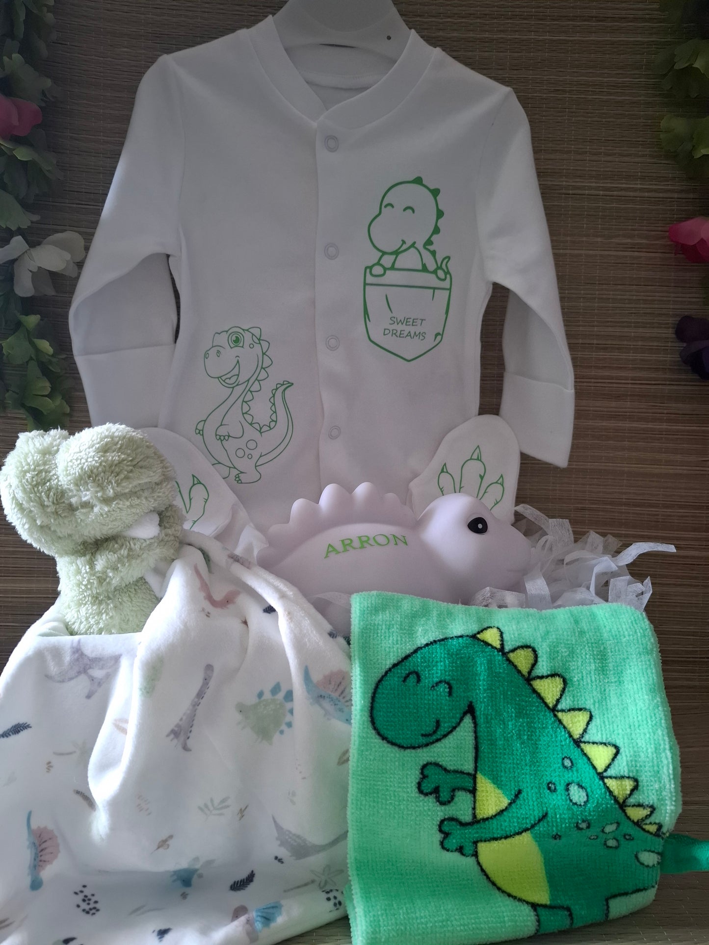 We hebben voor jou een super leuk kraamcadeau samengesteld! Dino. Deze mand heeft een groen thema kleur.