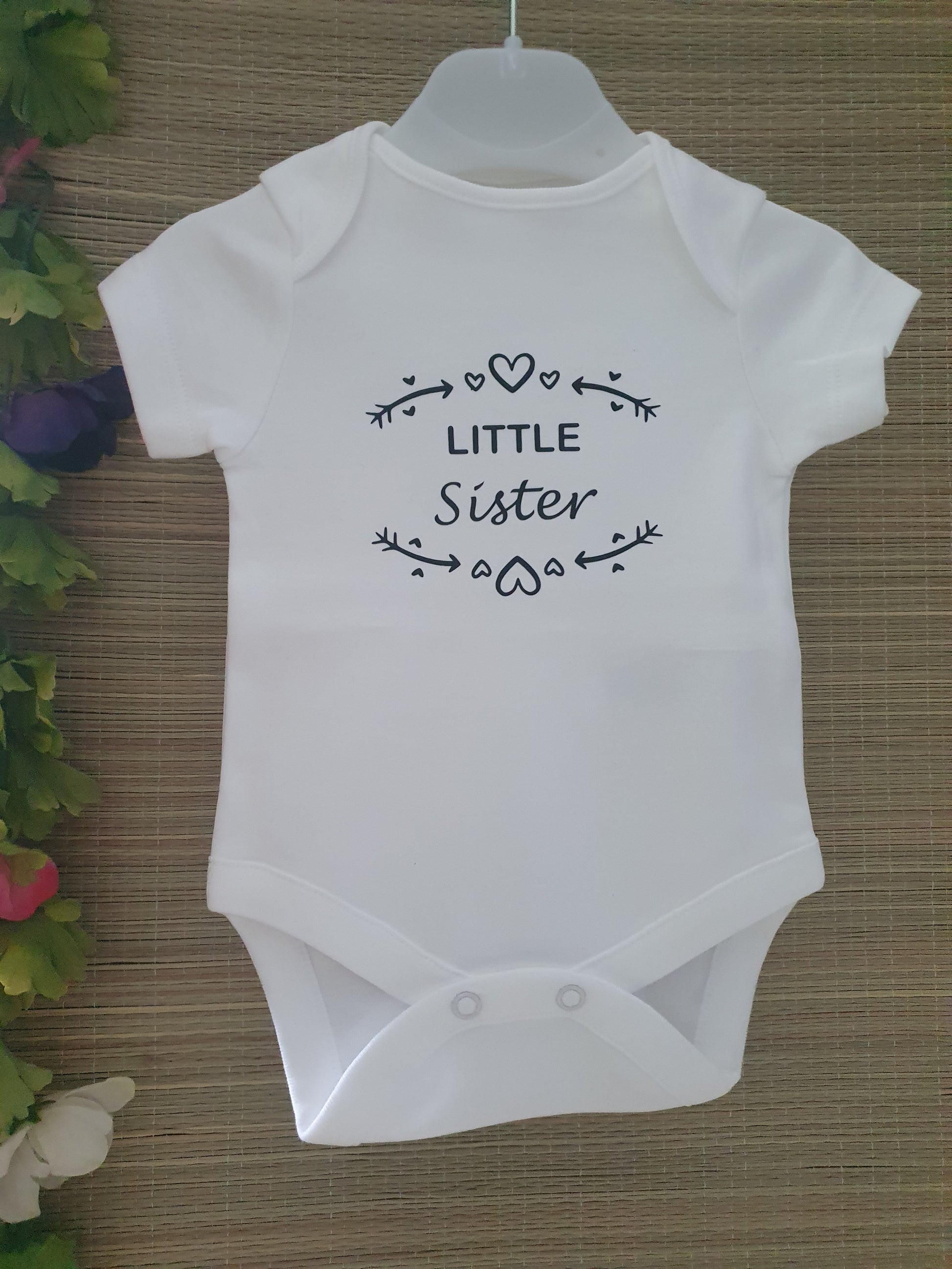 Babyromper little sister is een exclusief en uniek ontwerp van La-Niña.