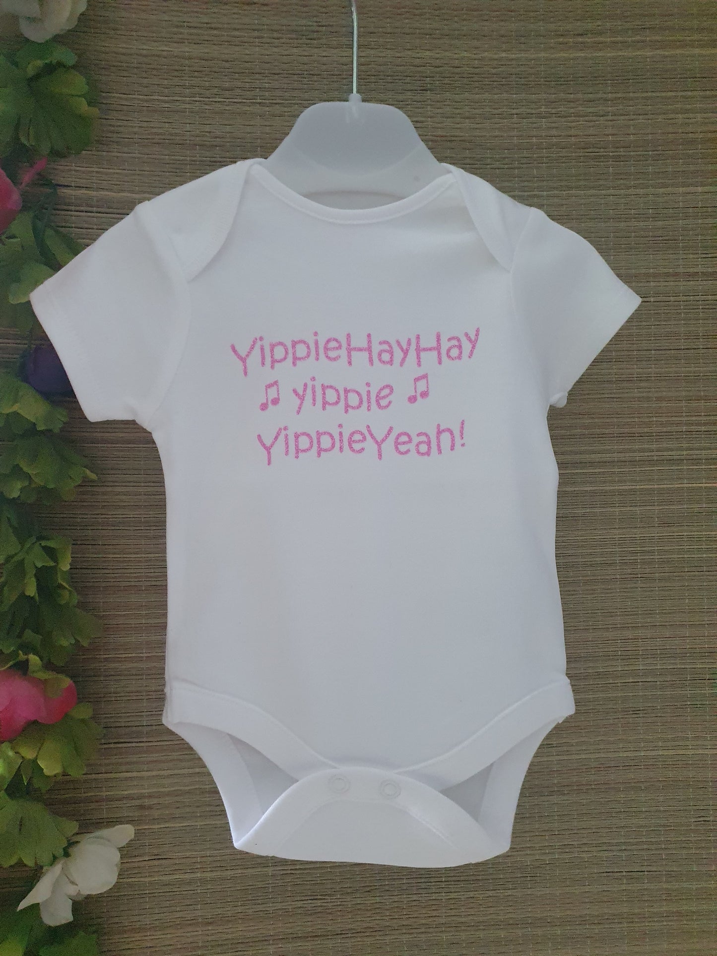 Babyromper yippie yeah is een exclusief en uniek ontwerp van La-Niña.