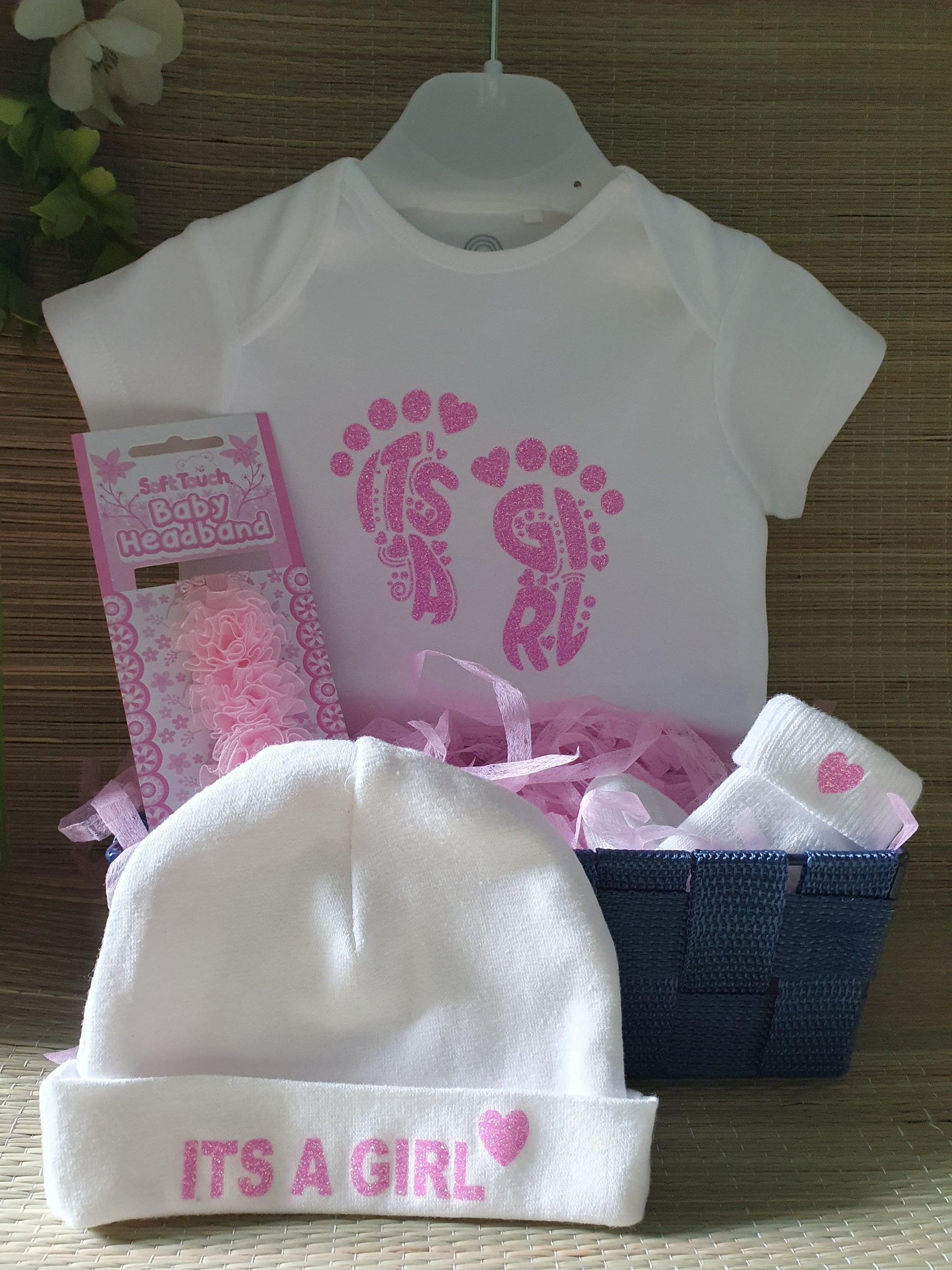 We hebben voor jou een super leuk kraamcadeau samengesteld! I’ts a girl. Dit kraamcadeau heeft een glitter roze themakleur.