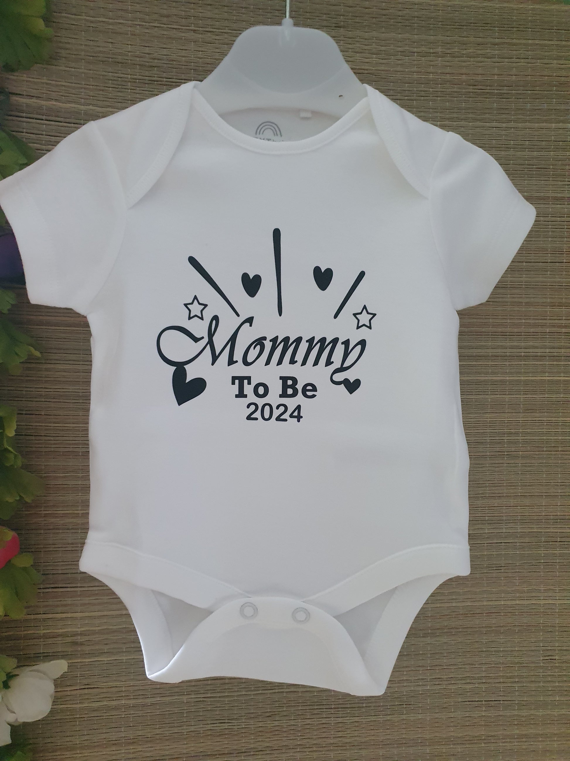 Babyromper mommy to be 2024 is een exclusief en uniek ontwerp van La-Niña.