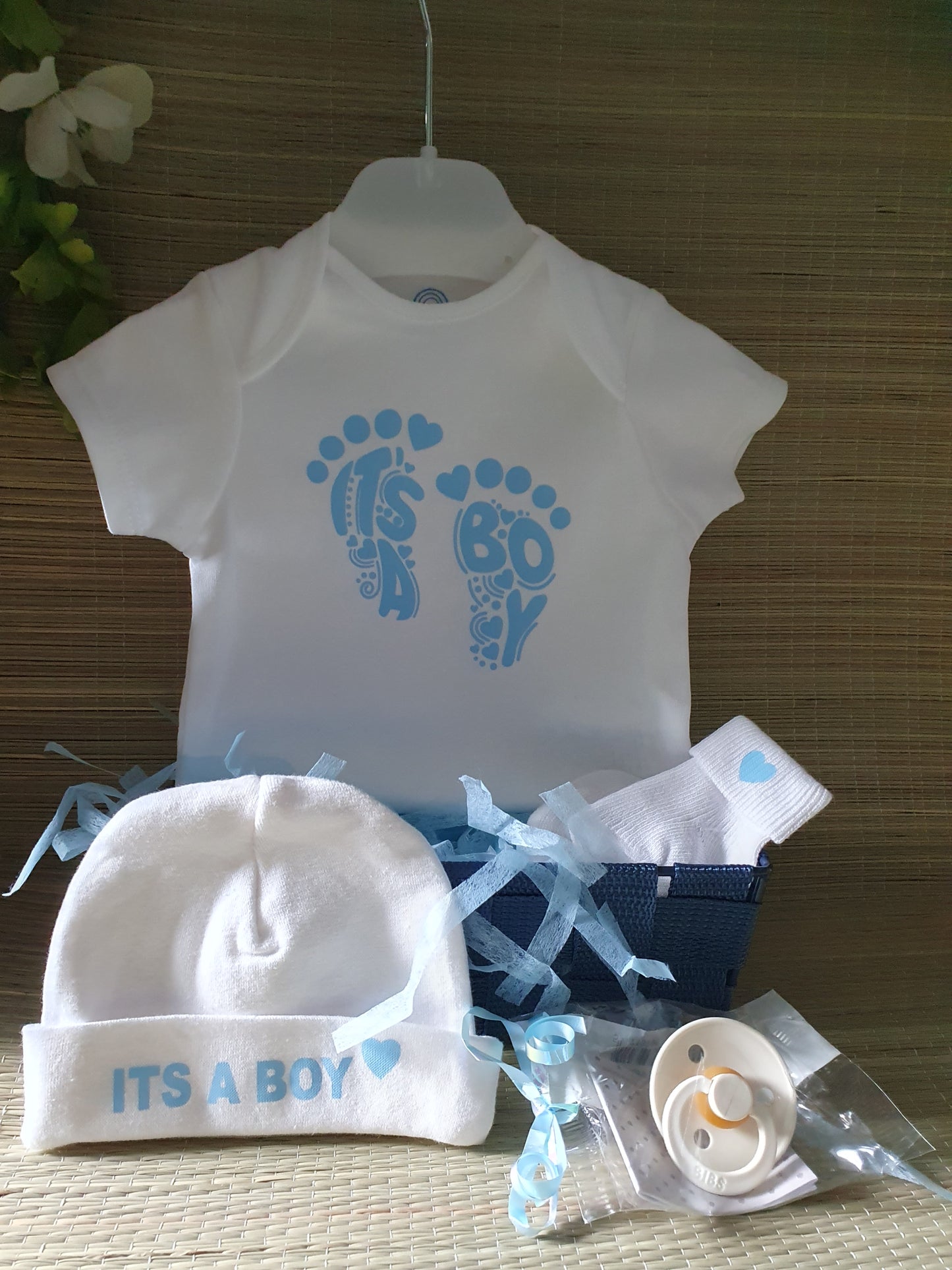 We hebben voor jou een super leuk kraamcadeau samengesteld! I’ts a Boy. Deze mand heeft een Licht blauwe themakleur.
