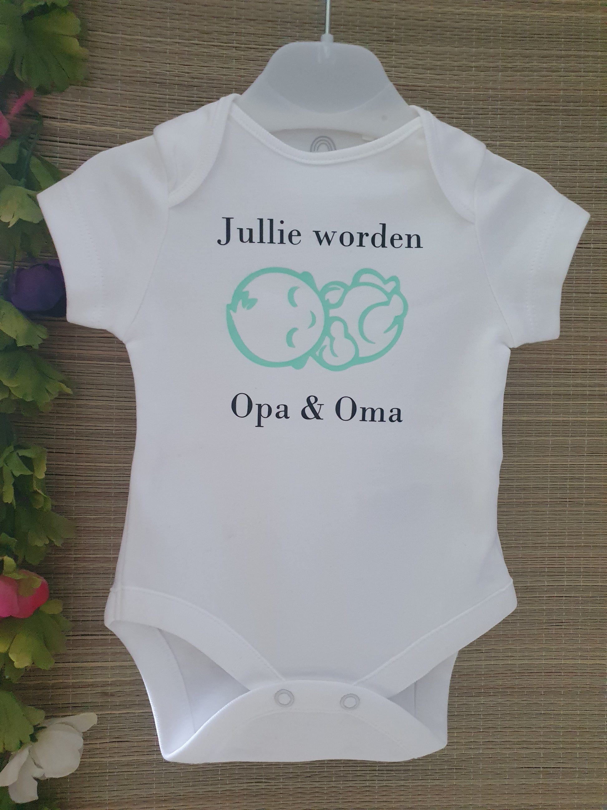Babyromper jullie worden opa en oma is een exclusief en uniek ontwerp van La-Niña.