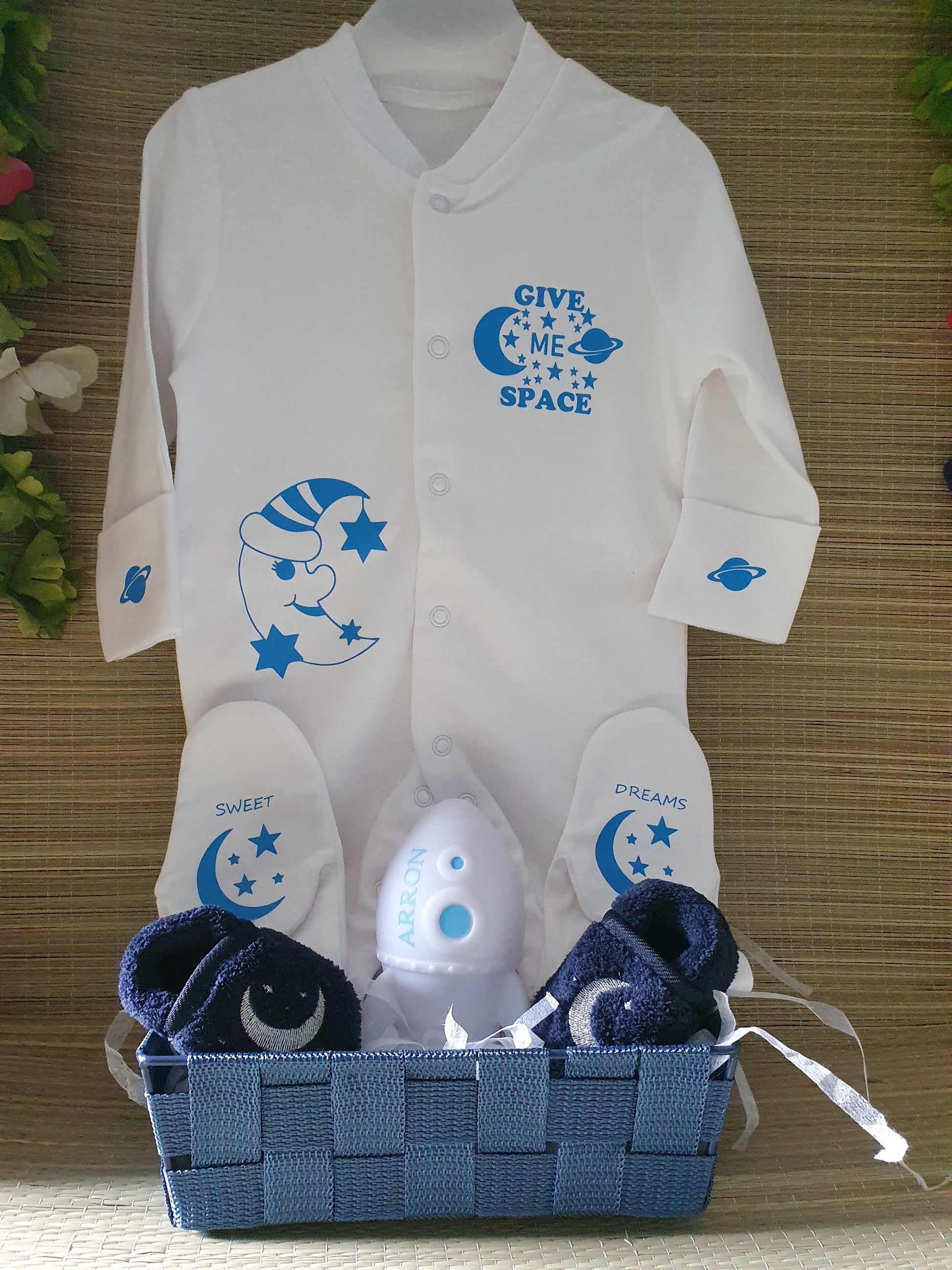 We hebben voor jou een super leuk kraamcadeau samengesteld! Give me Space. Deze mand heeft een blauw themakleur.