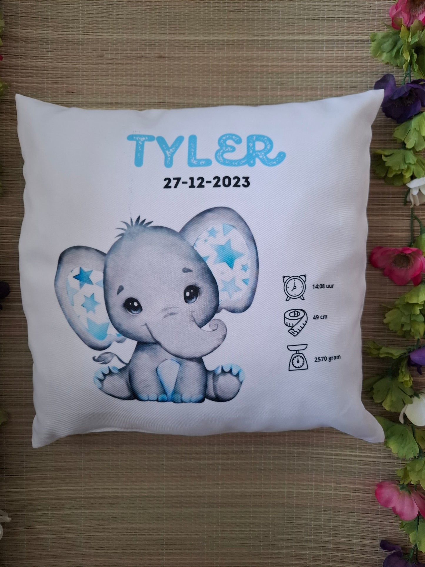 Geboorte kussen gepersonaliseerd met naam. Een exclusief en uniek ontwerp van La-Niña.