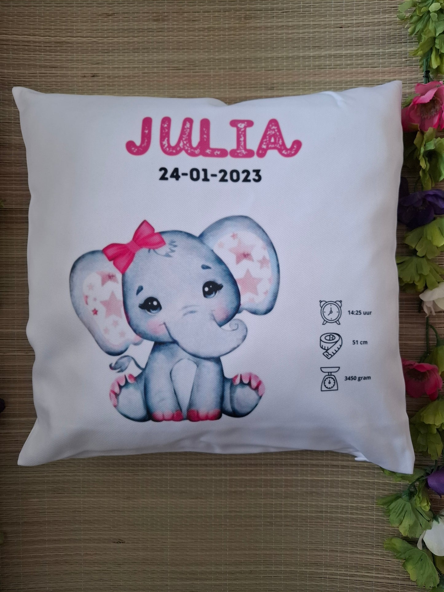 Geboorte kussen gepersonaliseerd met naam. Een exclusief en uniek ontwerp van La-Niña.