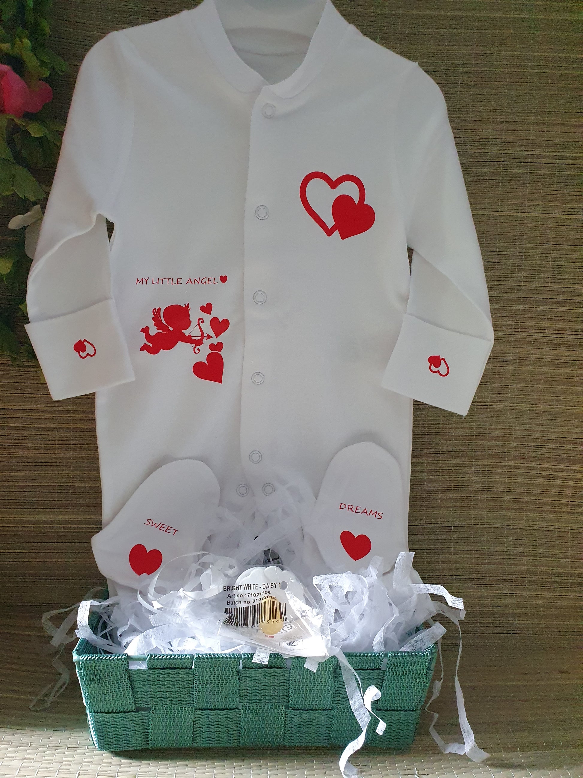 We hebben voor jou een super leuk kraamcadeau samengesteld! Mij little angel. Dit kraamcadeau heeft een rood themakleur.