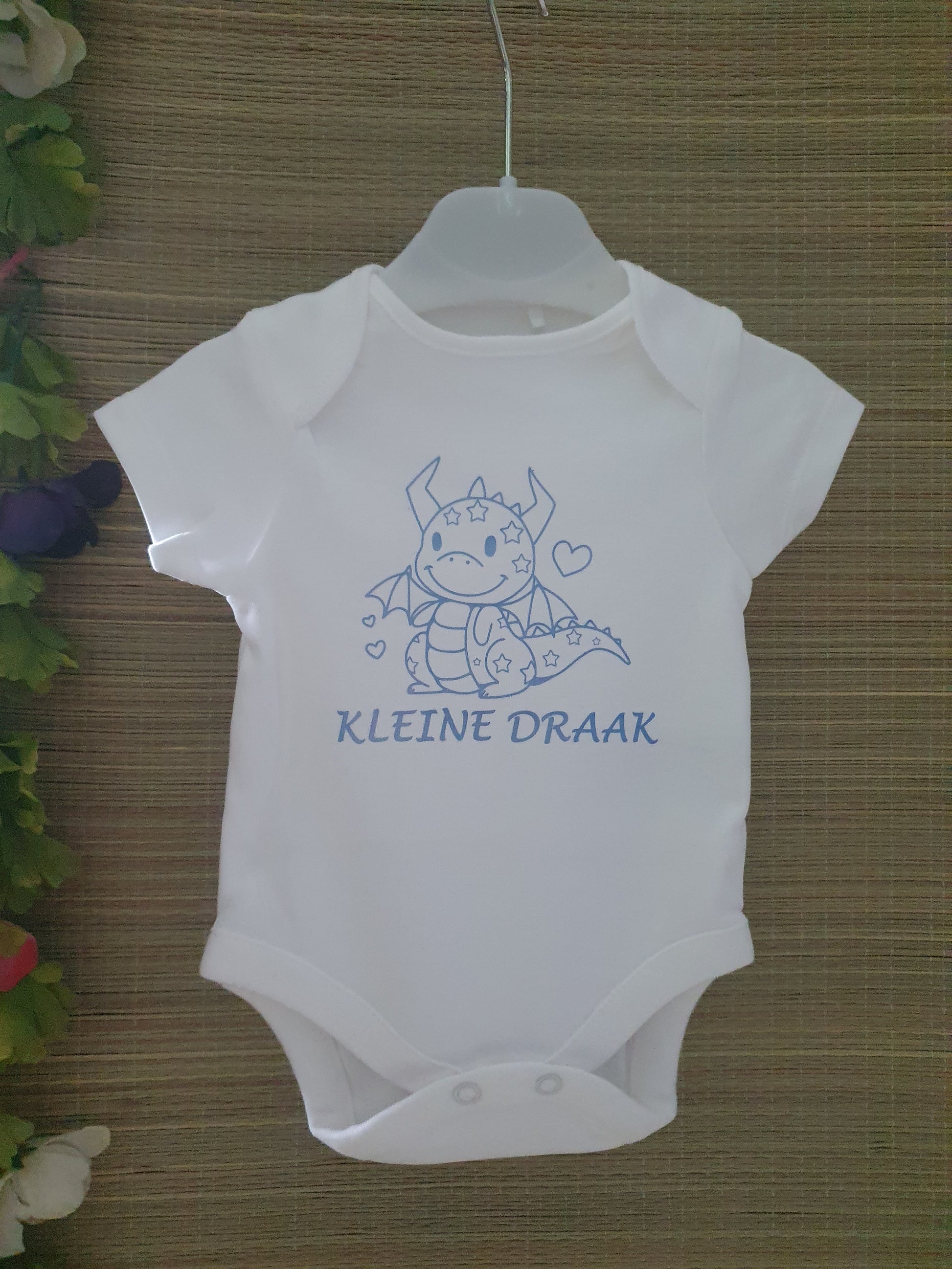 Babyromper kleine draak is een exclusief en uniek ontwerp van La-Niña.
