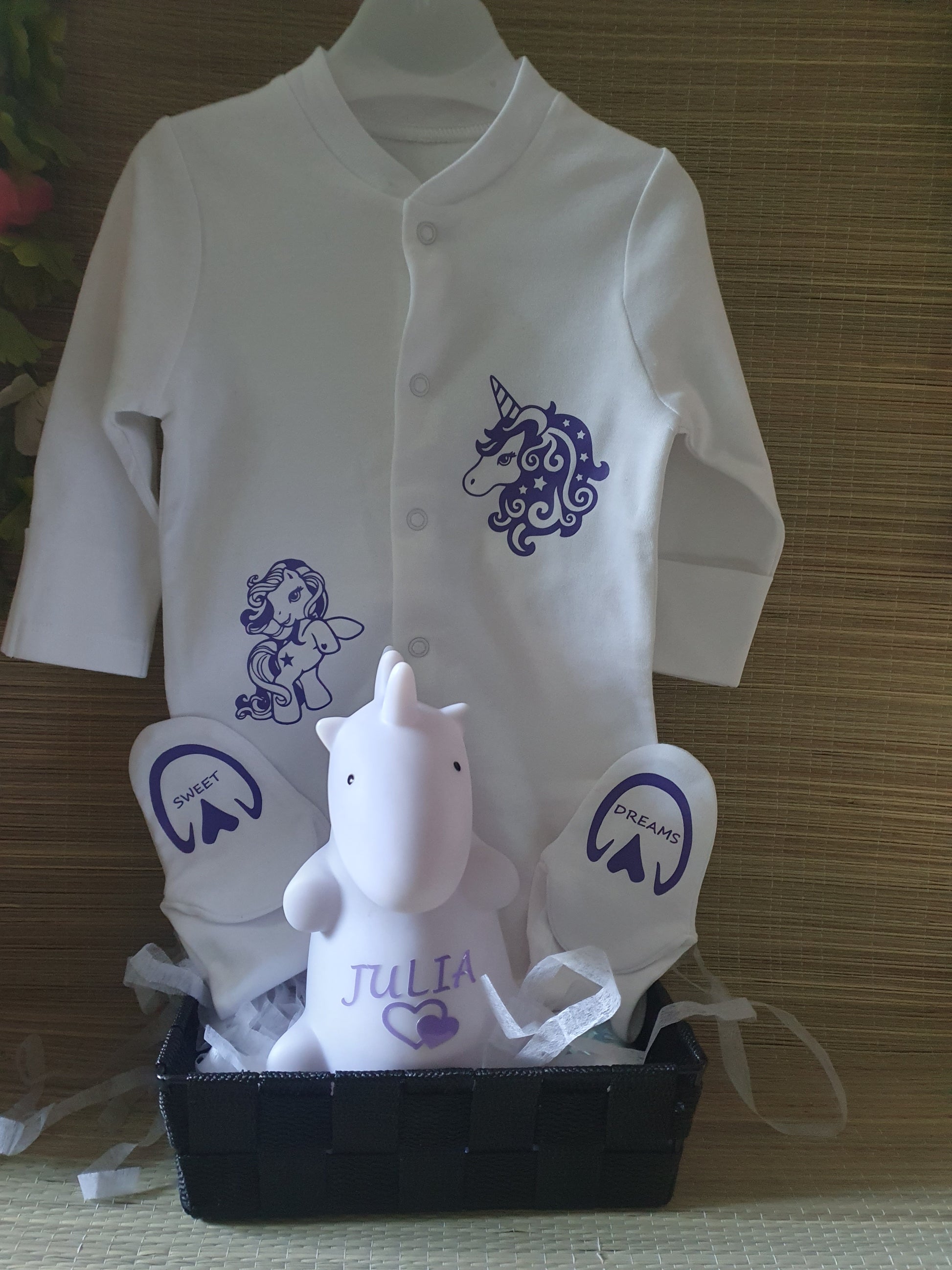 We hebben voor jou een super leuk kraamcadeau samengesteld! Eenhoorn. Deze mand heeft een Paars themakleur.