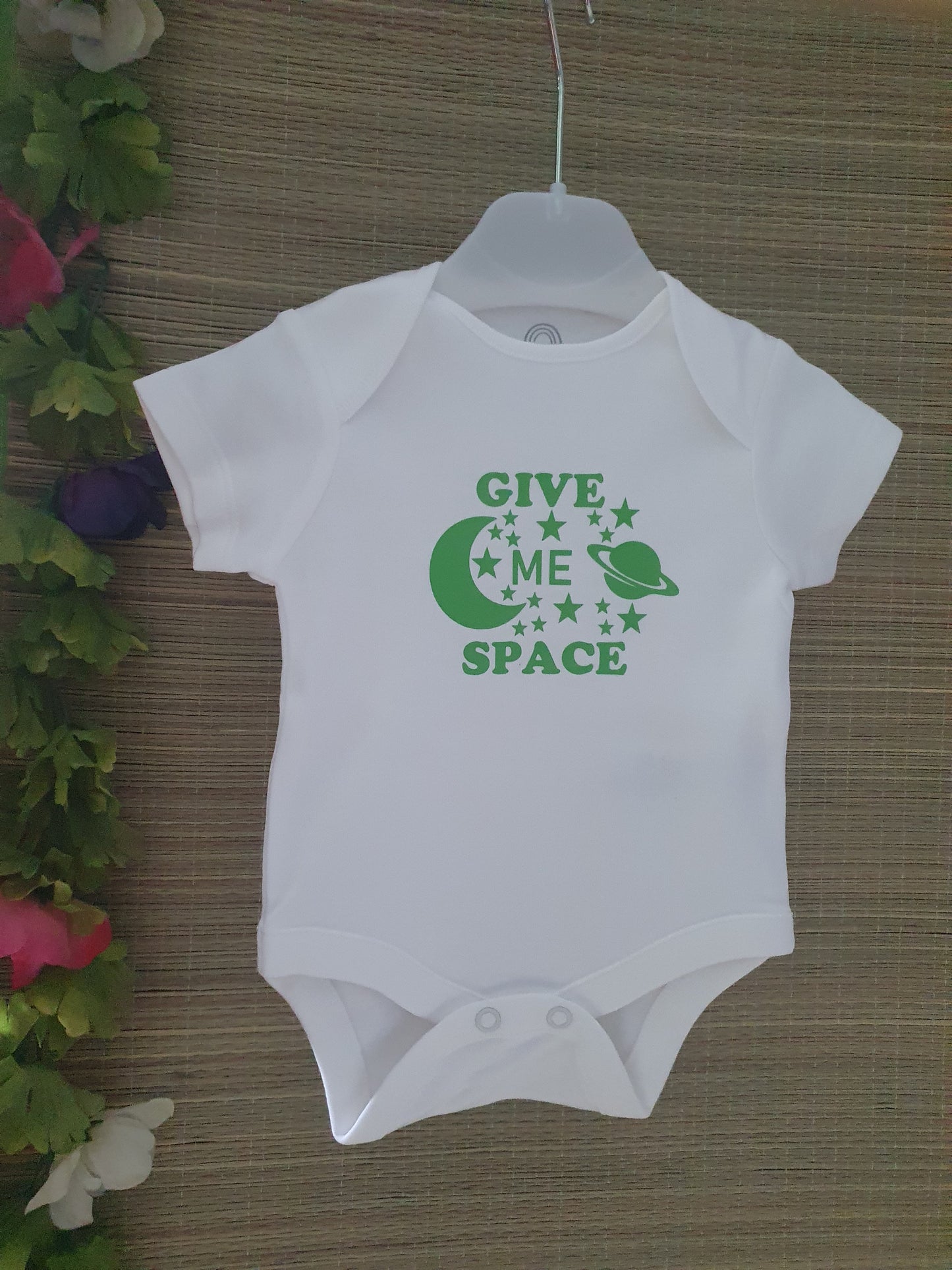 Babyromper give me space is een exclusief en uniek ontwerp van La-Niña.