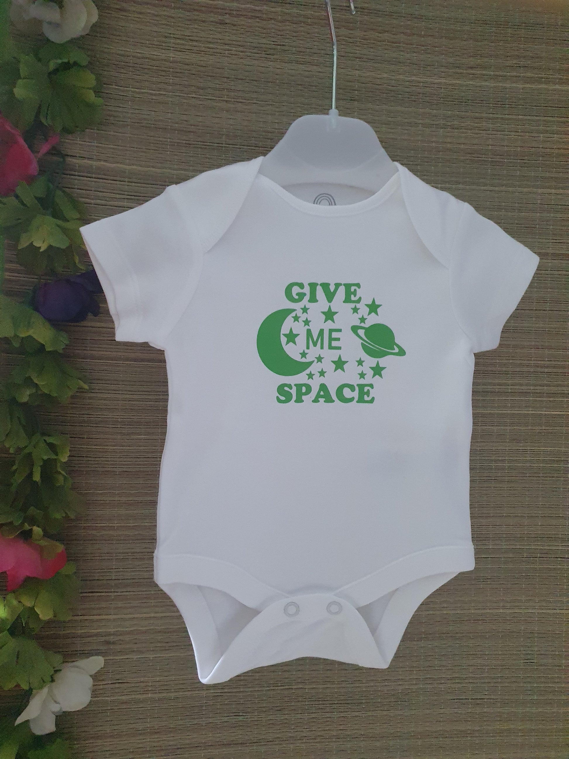 Babyromper give me space is een exclusief en uniek ontwerp van La-Niña.